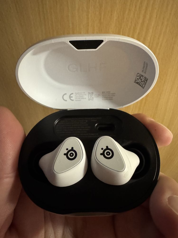 Steelseries Arctis gamebuds.
