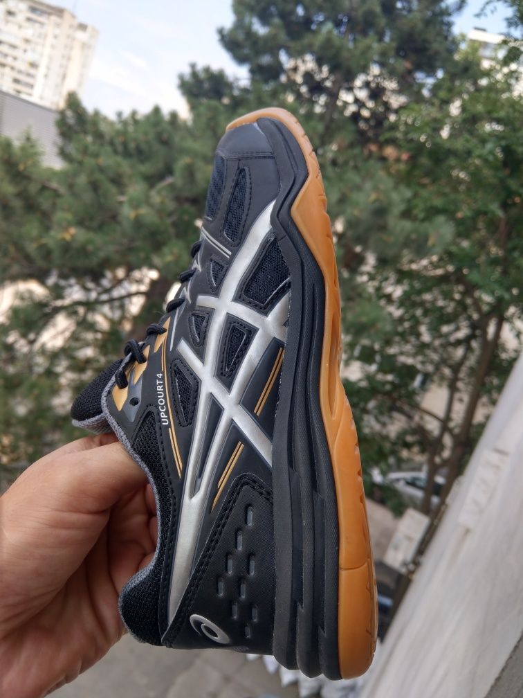 Резервирани.Asics Upcourt 4. 40,5нм. 25,5см.