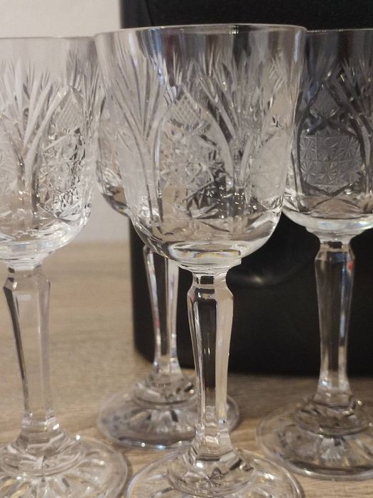 Кристални чаши със столче