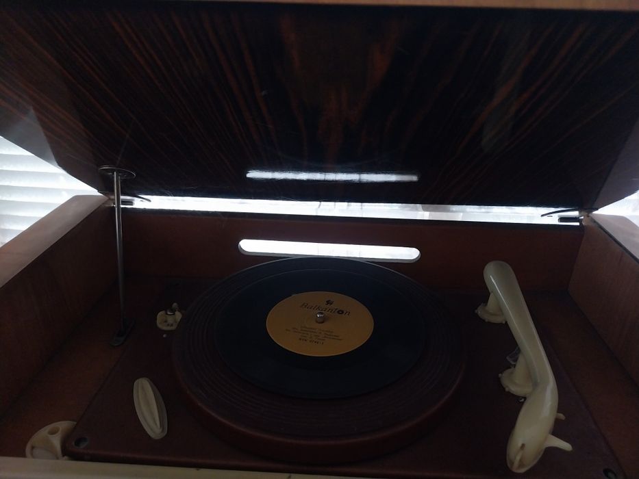 Работещ радио-грамофон за  антиквари!!!