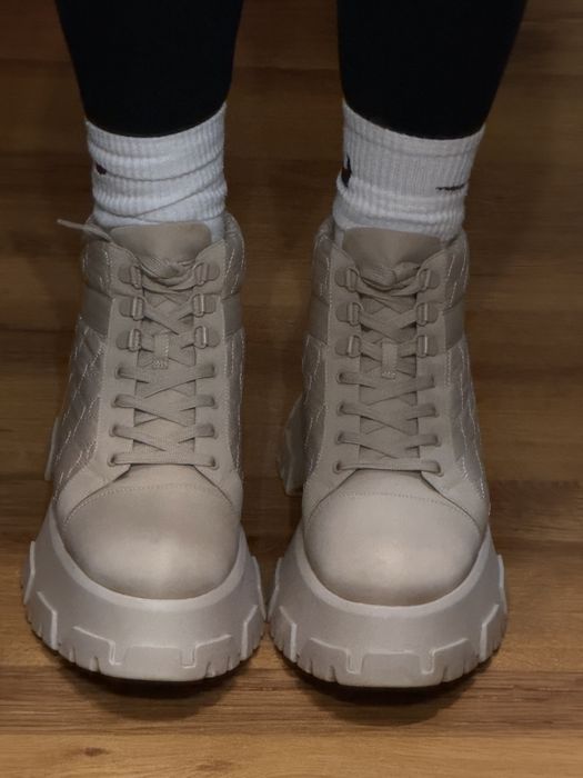 Демисезонние ботинки от CHARLES & KEITH