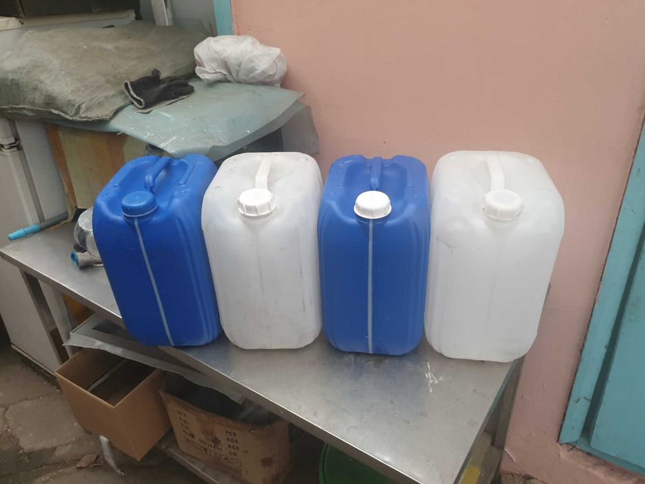 Канистры пластиковые.