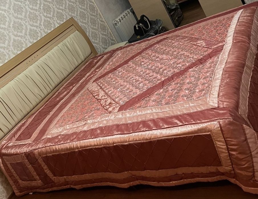 Продам двухспальную кровать с матрасом