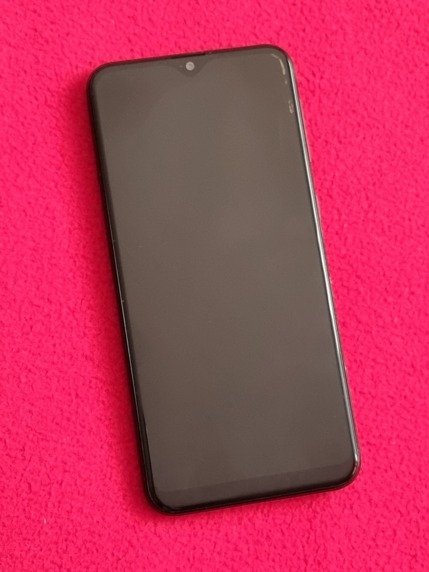 Samsung Galaxy A20e Black 32Gb, Liber, Umbra pe ecran.