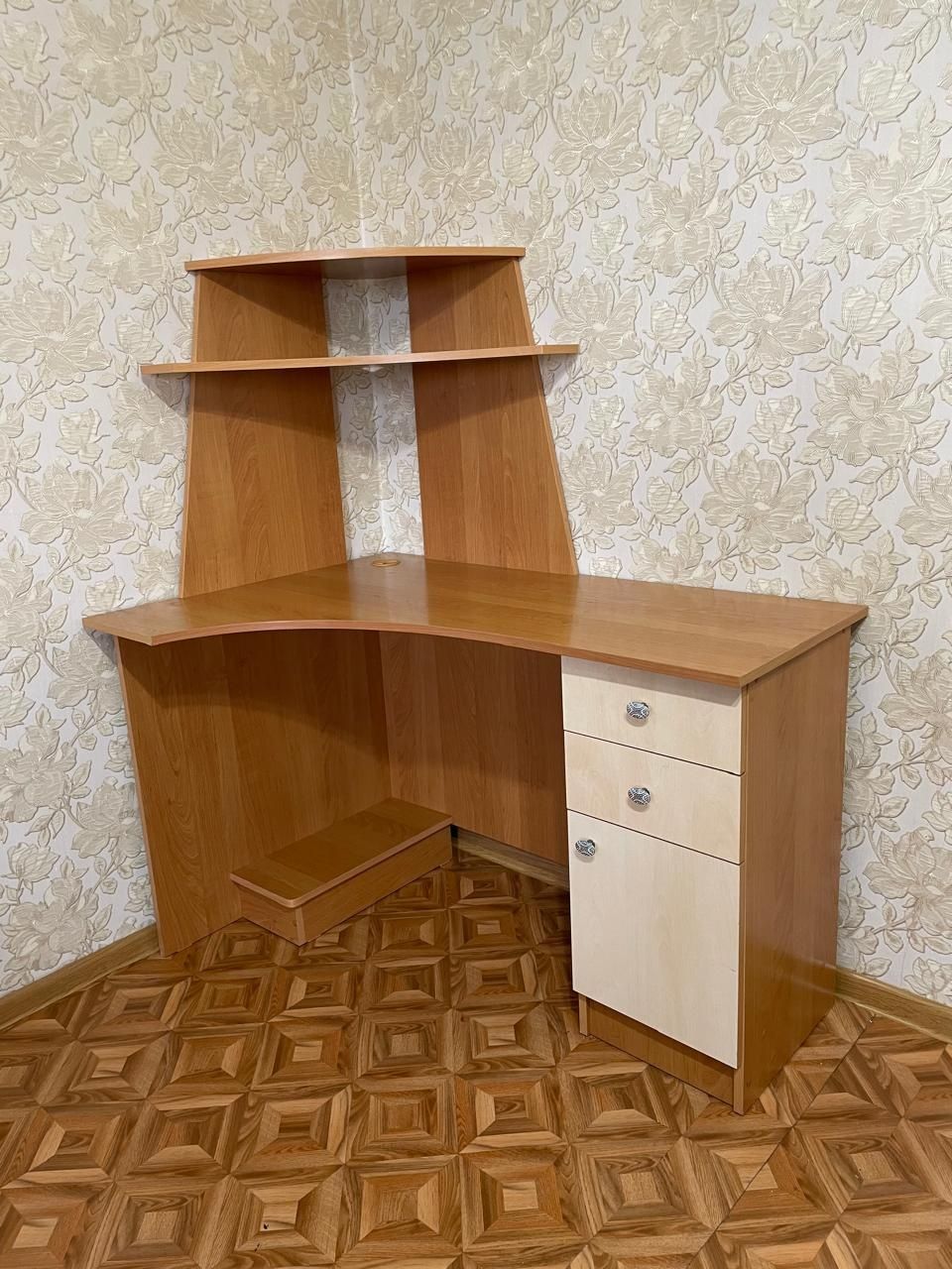 Продам компьютерный стол