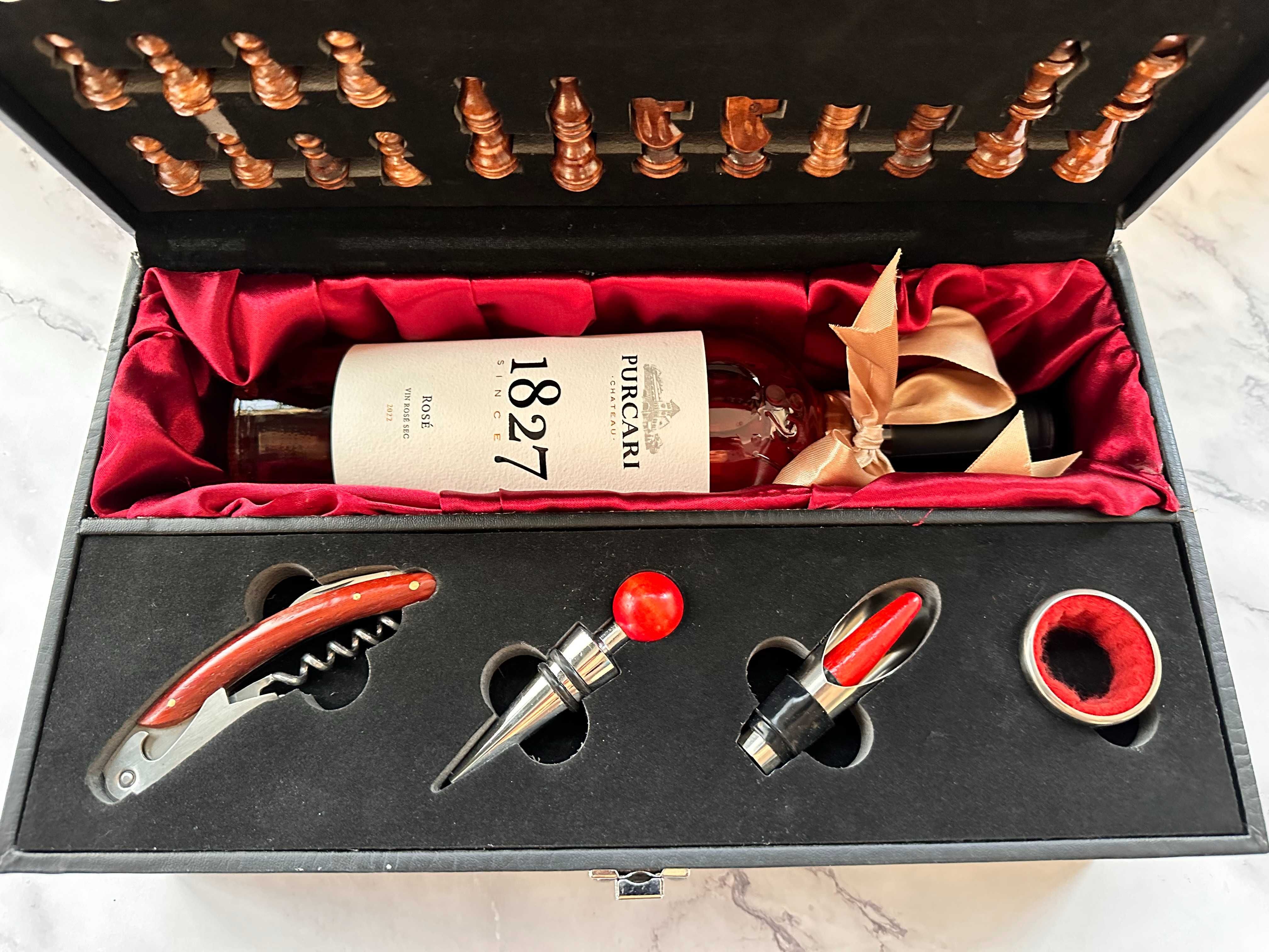 Cutie eleganta vin cu 4 accesorii, joc de sah si Purcari roze
