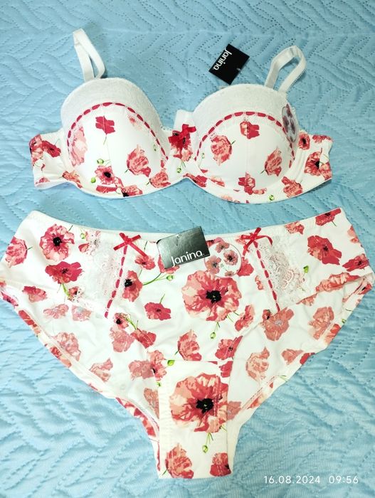 Купальники новые, комплект женского белья новый.