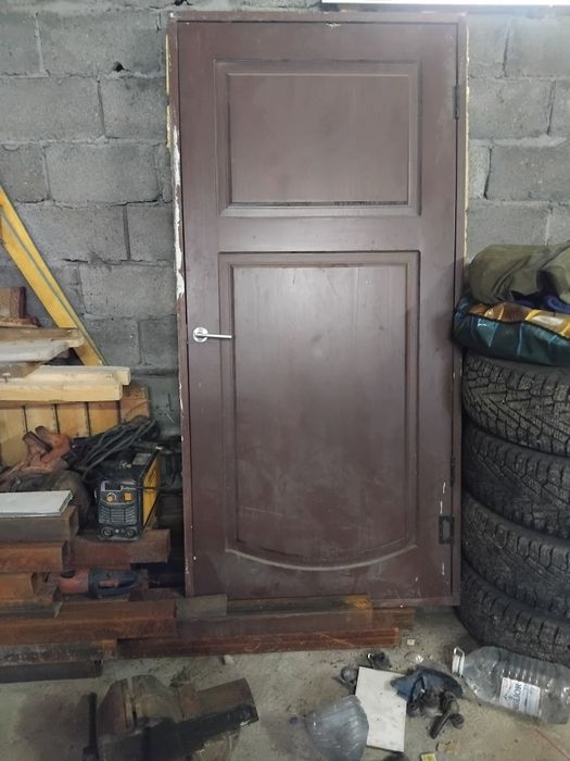 Продам деревянную дверь