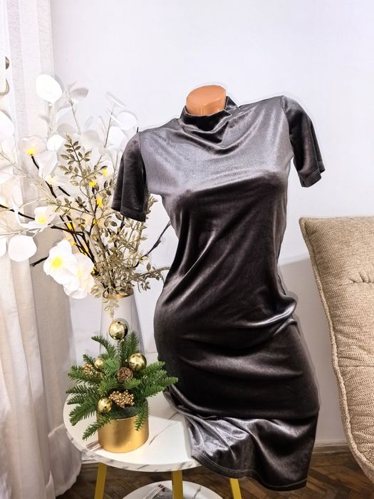 Rochie Zara catifea mărimea M nouă