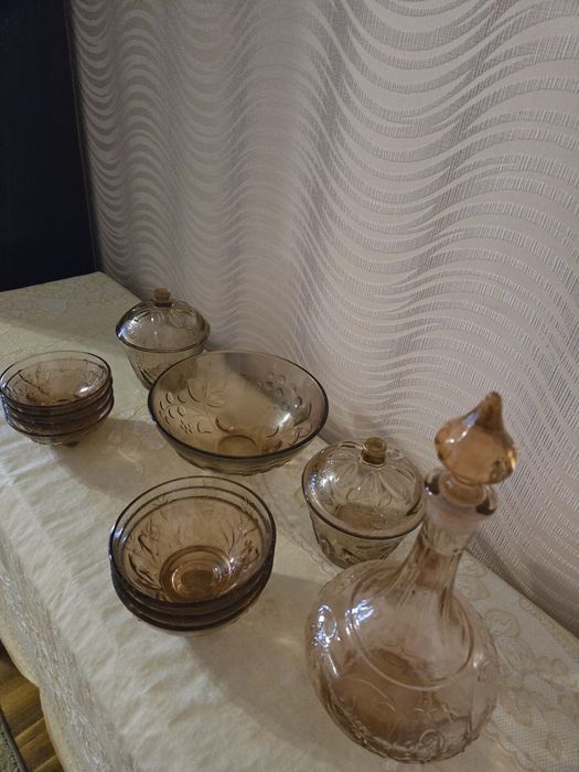 Набор вазочек (10-18 см) и графин из красного стекла