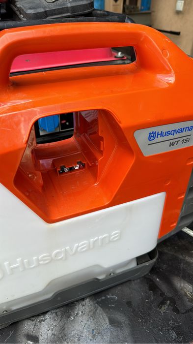 Masina de carotat Husqvarna cu pompa de apa pe baterii