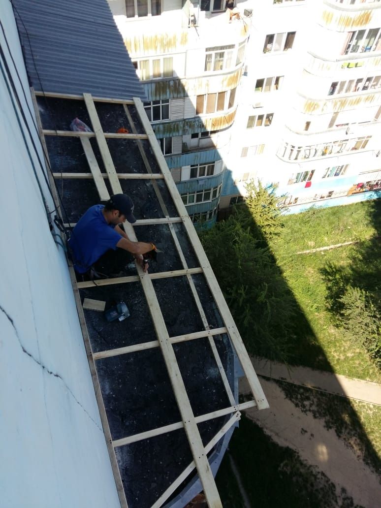 Установка балконных козырьков верхних этажей