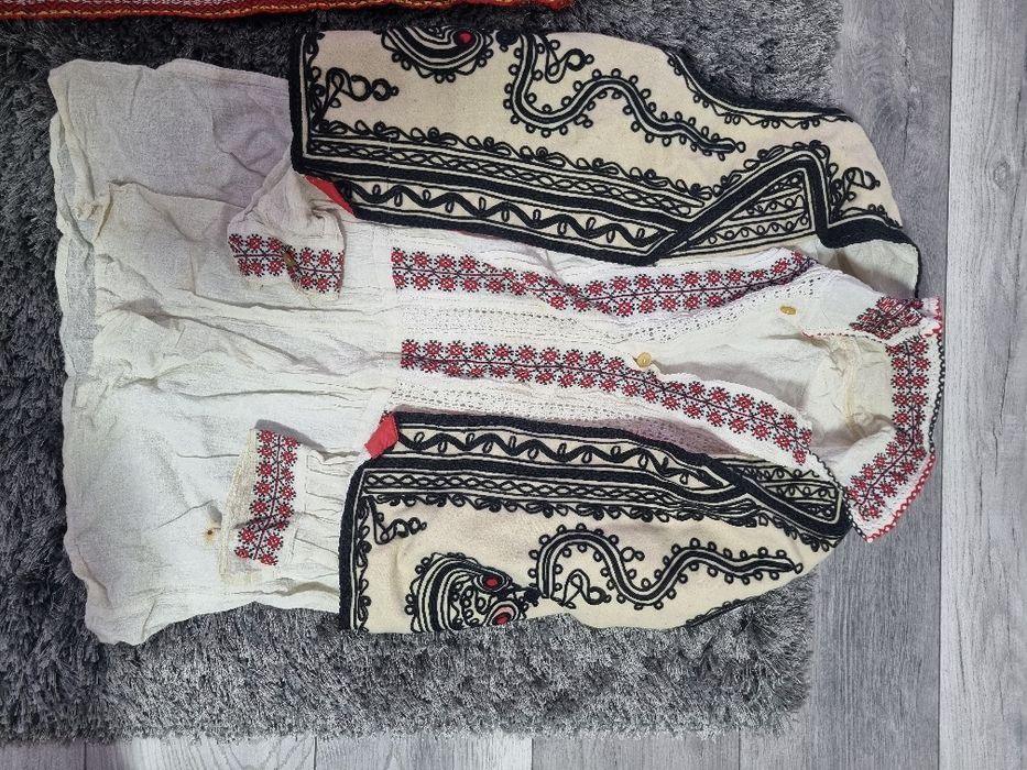 Costum popular vechi de peste 70 de ani!