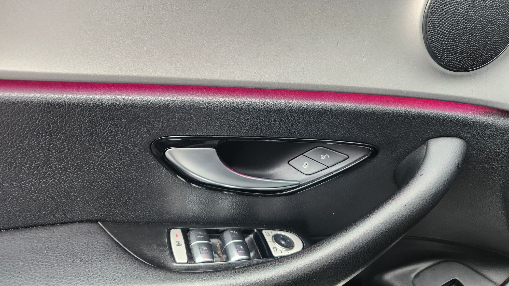 Vând Mercedes E200