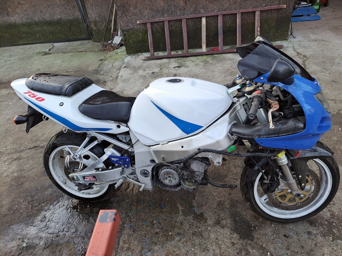 Piese suzuki gsxr k1 750