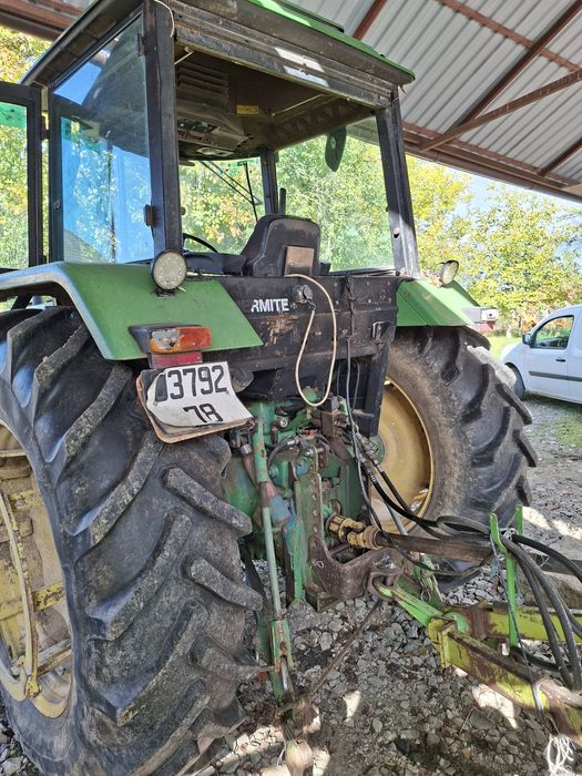 Vând john deere 3040