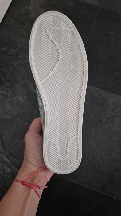 Чисто нови спортни обувки