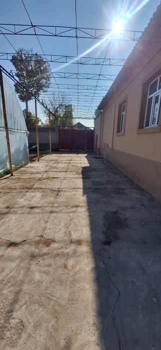 Продаётся просторный дом с теплицей и участком для хозяйства!