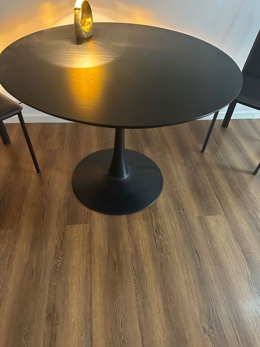 Masa neagra rotunda care nu a fost utilizata deloc desing elegant