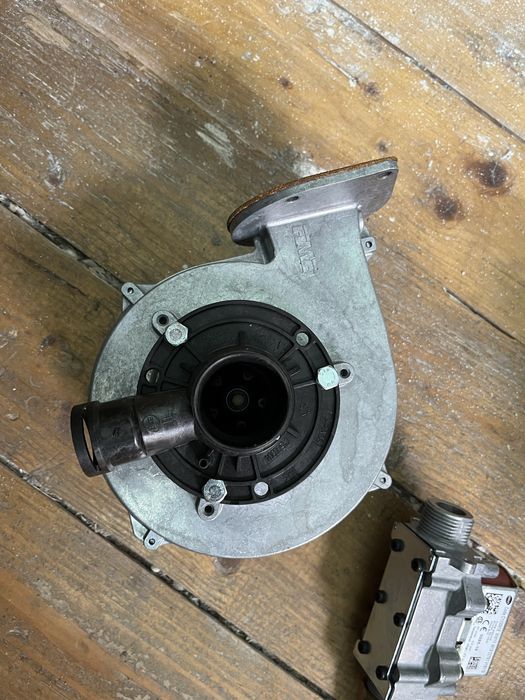 Pompa recirculare centrala Ariston genius one