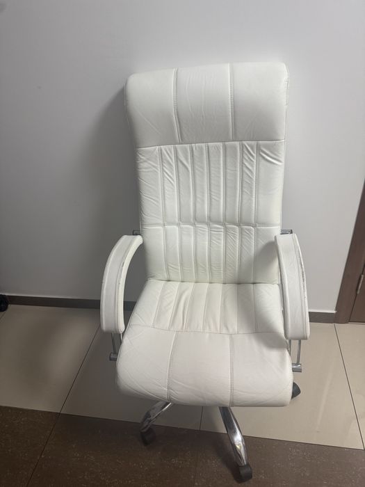 Продам Офисное кресло из белой экокожи