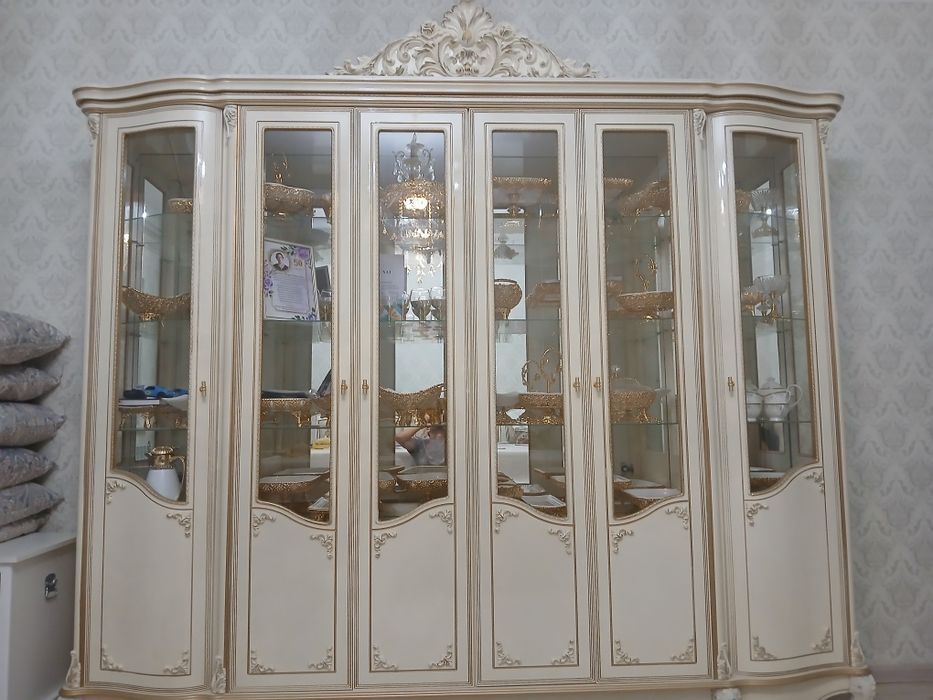Гостинный сервант продается