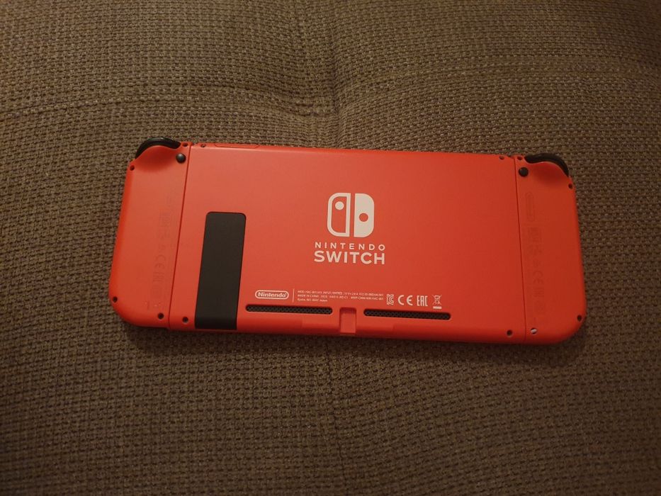 Nintendo switch cu husa și conector la tv