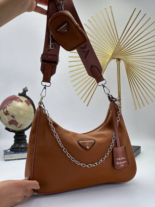 Geanta Prada noua !!! Dimensiuni 27/22 !!!