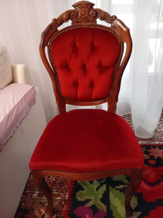 Masă scluptată cu 8 scaune .