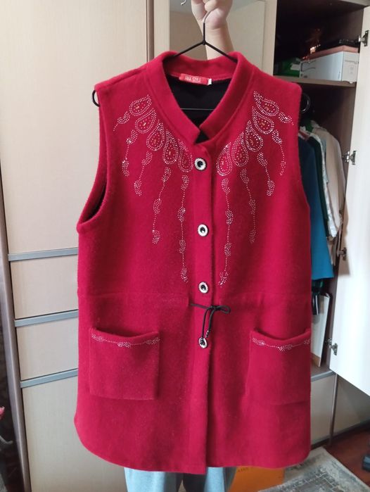 Продам желетку красную