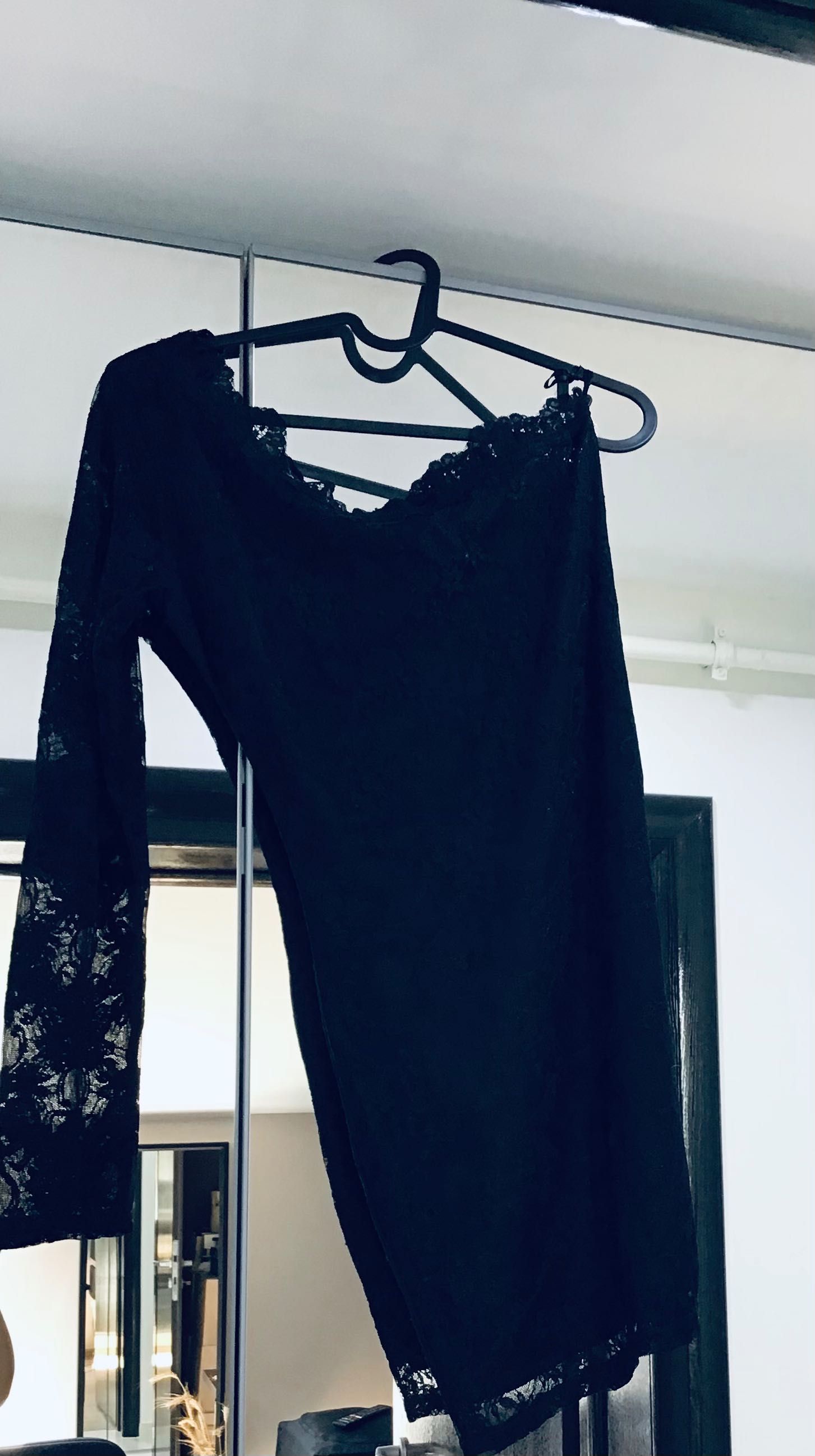 Rochie mini dantela neagră, cu un umăr gol, noua fără eticheta