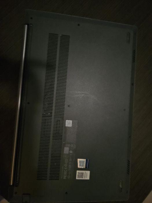 Laptop Lenovo - Ideal pentru muncă de birou, școală și uz zilnic.
