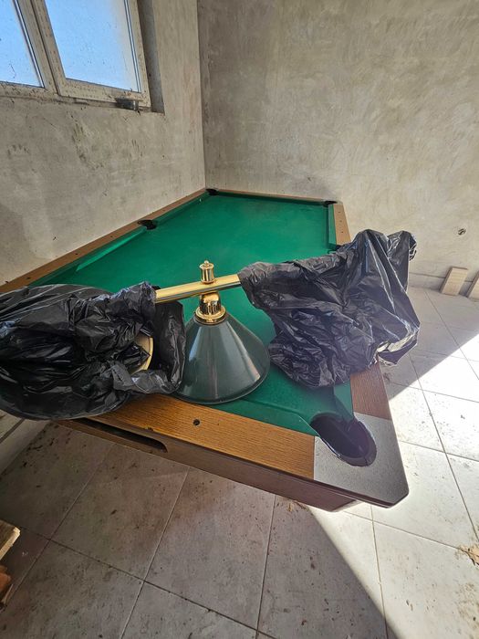 Билярдна маса и лампа