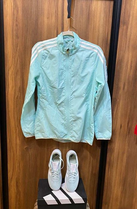 Ветровка и кецове цвят мента