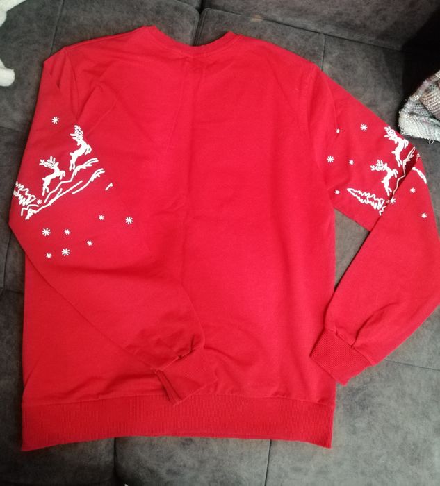 Свитшот красивого красного цвета с принтом.