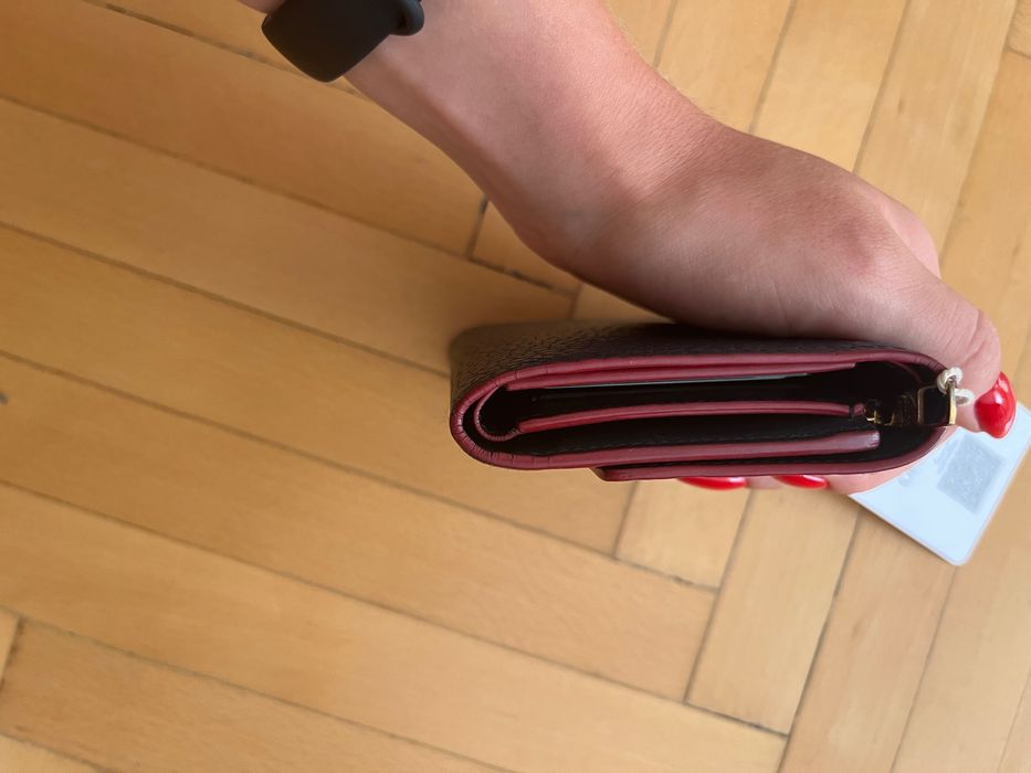 Портмоне Louis Vuitton Capucines още с етикет