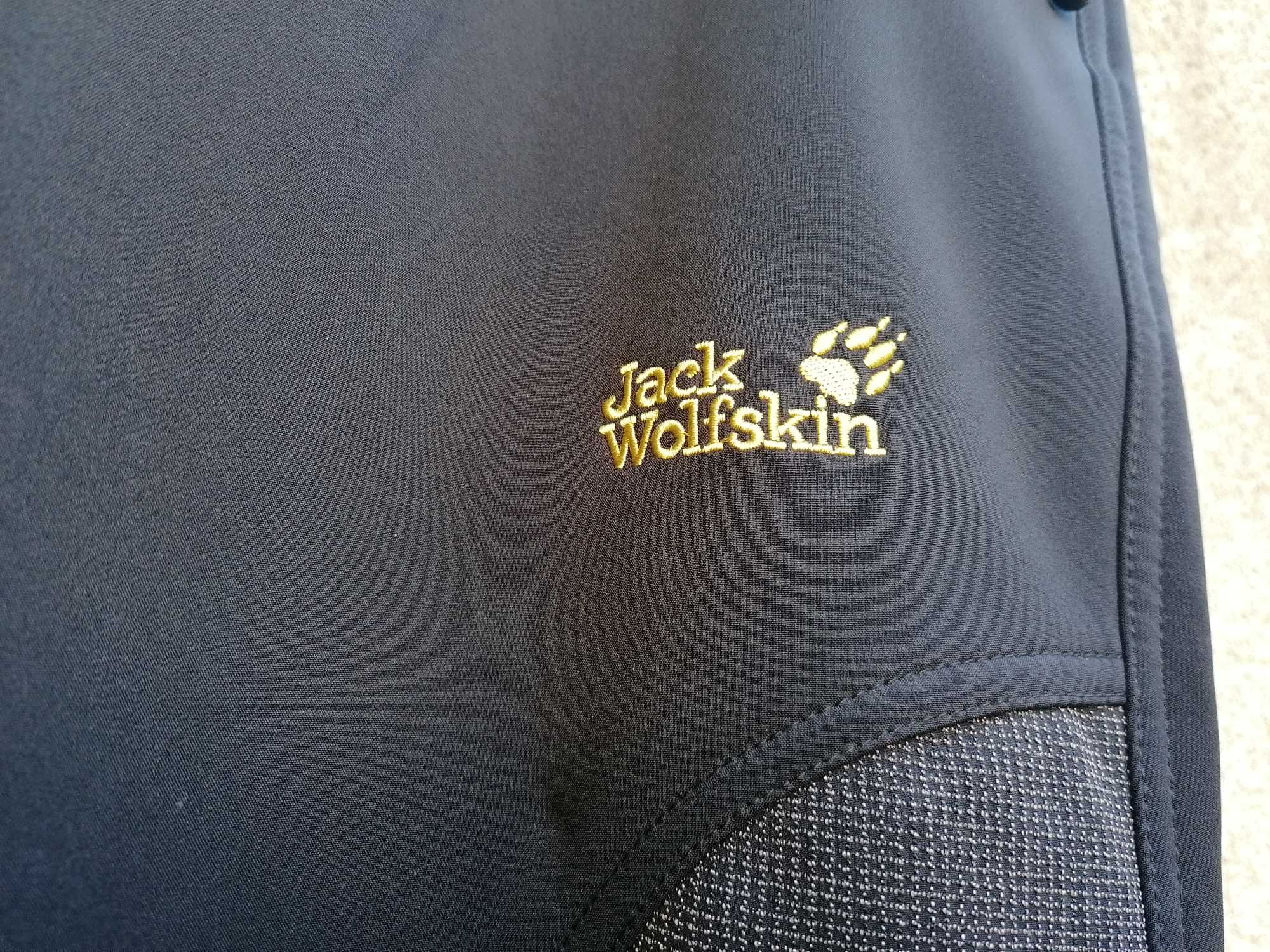 Продавам мъжки софт шел панталон с кръпки на коленете Jack Wolfskin