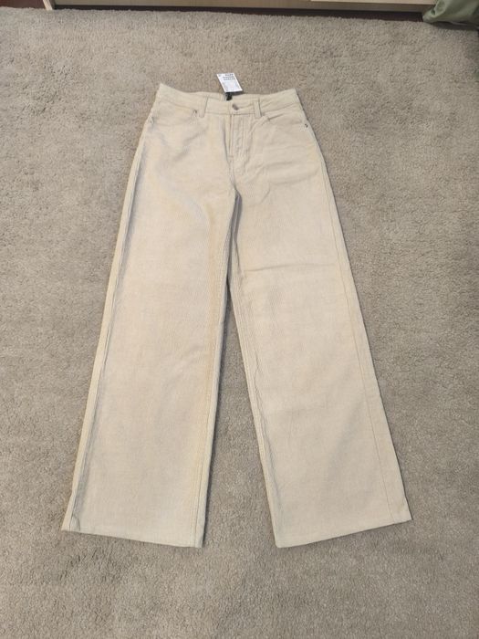 Pantaloni din catifea reiată (H&M)