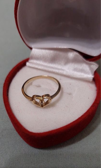 Нов златен пръстен с естествен диамант