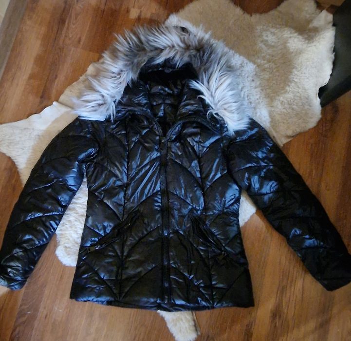 Черно, лъскаво дамско яке