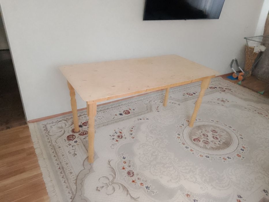 Продам стол за 8000 тенге размером 152 на 76