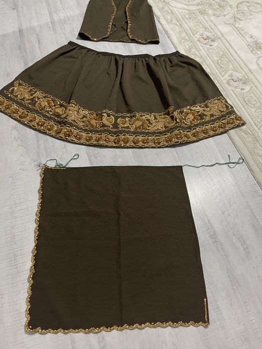 Costum popular cu fir metalic  auriu