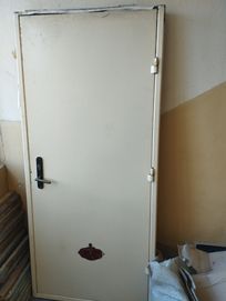 Метална входна врата с каса и патрон