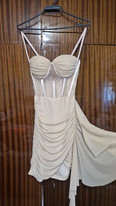 Елегантна рокля с банели