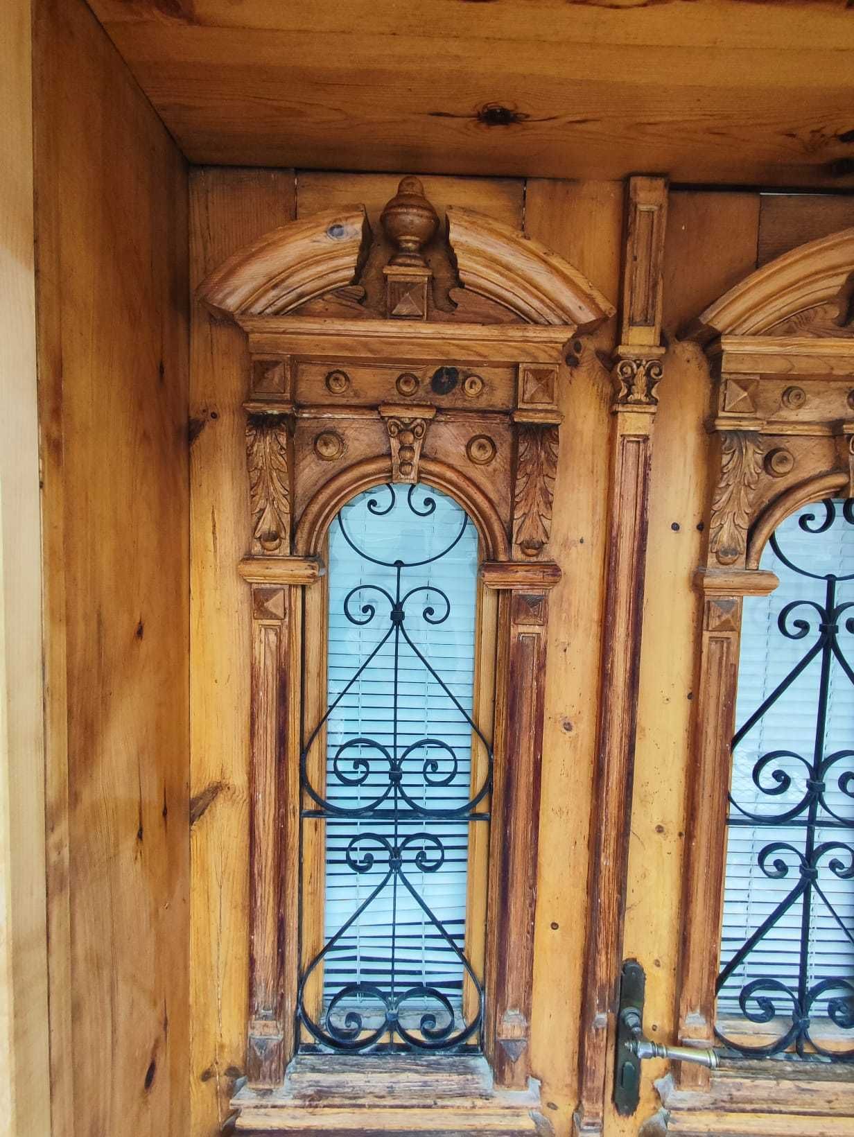 Старинна дърворезбована входна врата с каса
