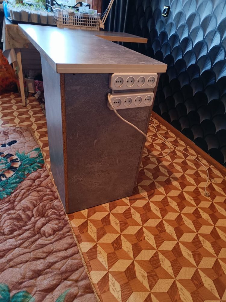 Маникюрный стол с розетками