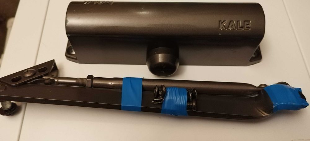 Дверной доводчик.