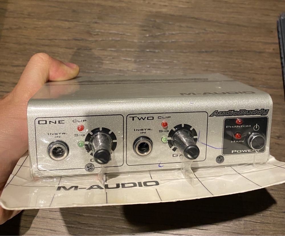 M-Audio Buddy/Двухканальный микрофонный/инструментальный предусилитель