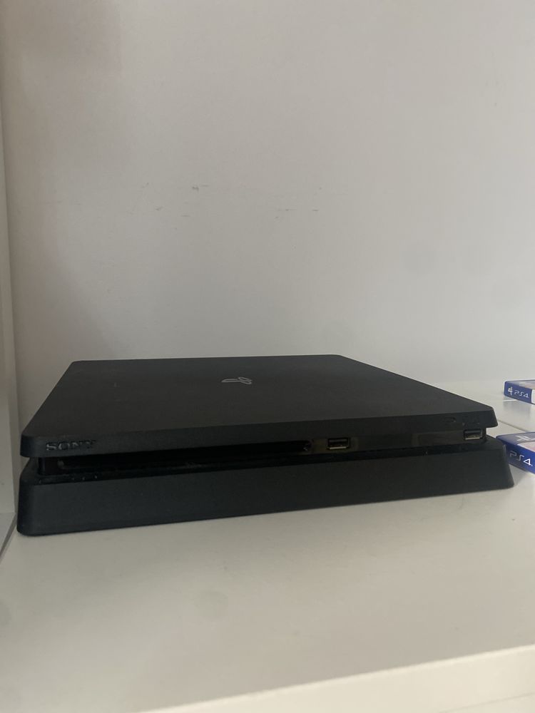 ПРОДАВАМ Ps4 SLIM с 2 джойстика+5игри
