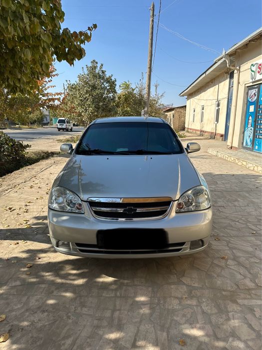 Lacetti 1.8 sotiladi